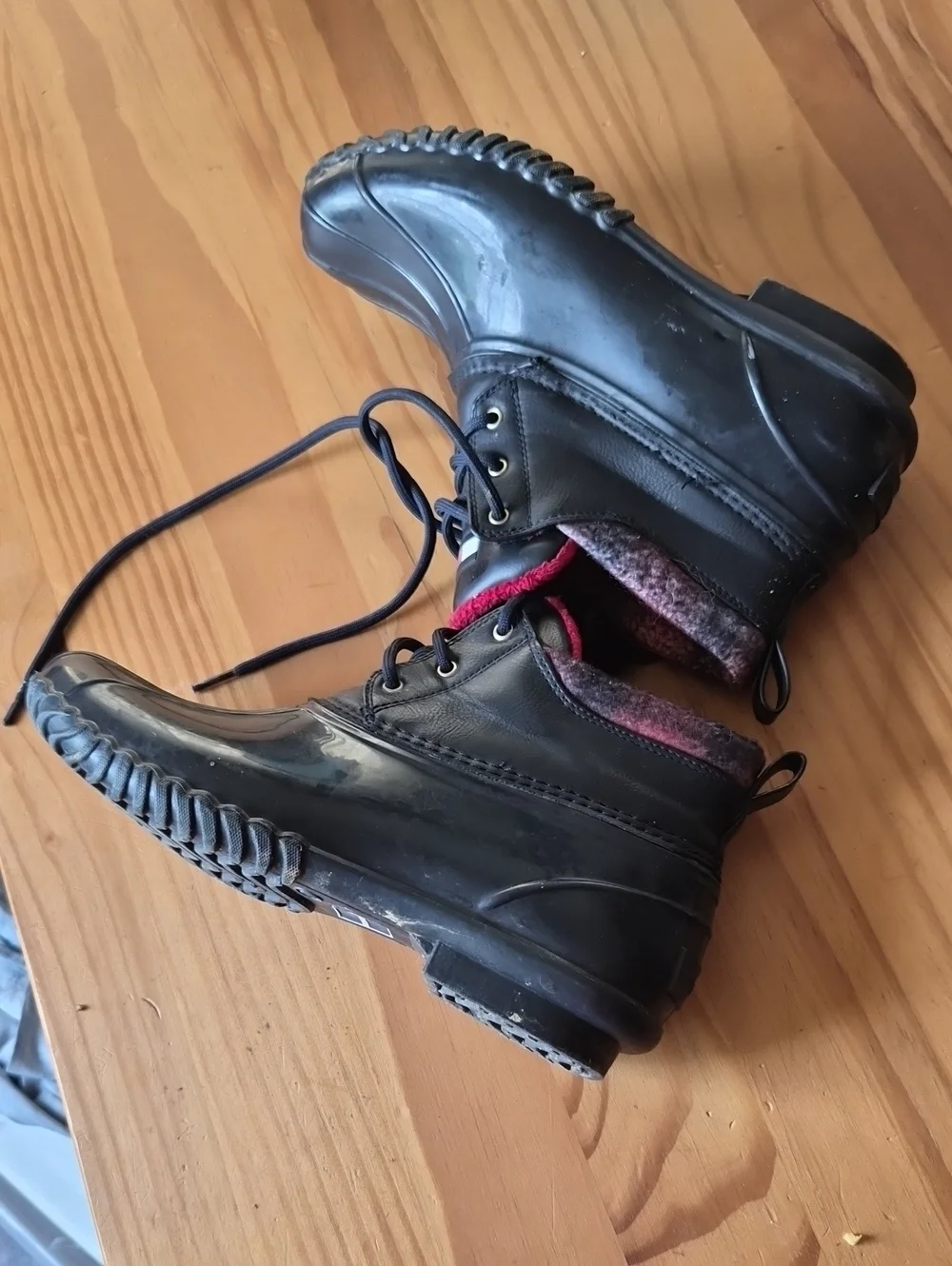 Tommy Hilfiger Waterproof Ankle Duck Boots 9womens with Red Lining